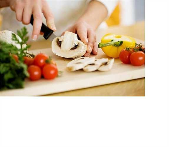 Nấm: Nấm là thực phẩm có chứa ít calo nhưng lại giàu germanium, vitamin B có tác dụng tích cực trong quá trình trao đổi chất, tăng cường hệ miễn dịch, giảm khả năng tích trữ chất béo. VÌ vậy nấm trở thành thực phẩm giảm cân hiệu quả.