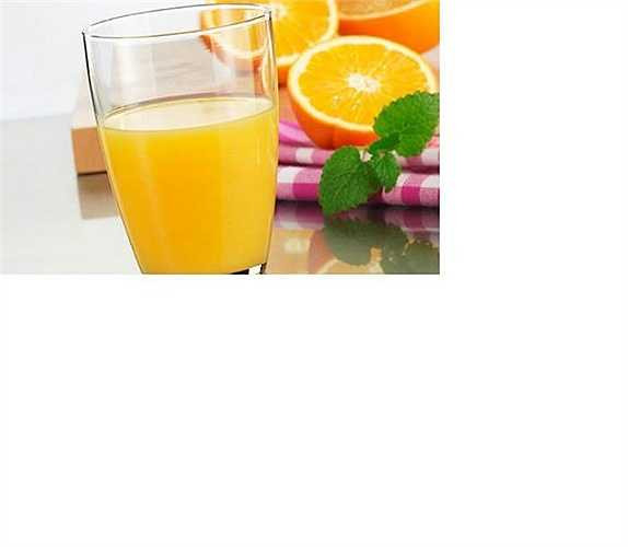 Nước nên uống nuóc chanh/cam để thanh lọc cơ thể, giúp tiêu hao mỡ thừa hiệu quả. Chanh được cho là loại thức uống giúp giảm cân cực kỳ hiệu quả. Với một ly nước chanh vào sáng sớm sau khi ngủ dậy 30 phút sẽ giảm đáng kể lượng mỡ.