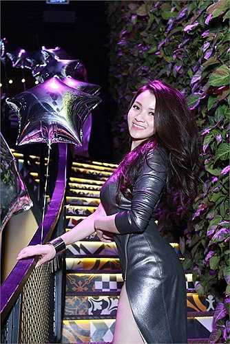 Thay vào đó là một người phụ nữ trưởng thành, xinh đẹp, quyến rũ, thông minh và đầy đẳng cấp trong ăn mặc