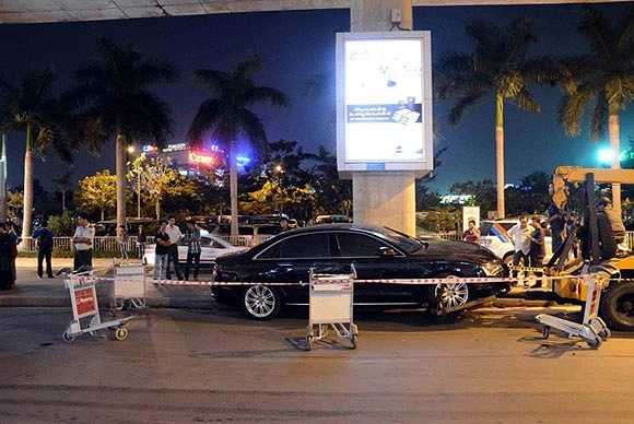 Xe Audi của Hồ Ngọc Hà do người cháu trai tên Nguyễn Duy Tân điều khiển đã bất ngờ mất kiểm soát, lao nhanh đến phía trước, tông thẳng vào 2 xe khác cùng 11 người có mặt tại nhà ga quốc tế sân bay Tân Sơn Nhất vào khoảng từ 19h-20h30 ngày 10/2