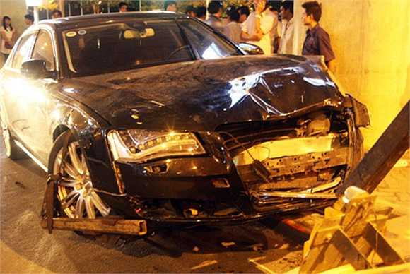 Xe Audi của Hồ Ngọc Hà gây tai nạn trị giá khoảng 5 tỷ bị hư hỏng nặng ở phần đầu và phần đuôi