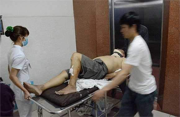 Đến 22h, các cơ quan chức năng phong tỏa hiện trường, di dời chiếc xe ra khỏi khu vực tai nạn. Bước đầu, Tân thừa nhận quên cài thắng tay, đạp nhầm chân ga dẫn đến vụ việc đáng tiếc trên.