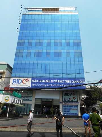 TP.HCM: Ngân hàng BIDC bốc cháy, nhiều người hoảng loạn
