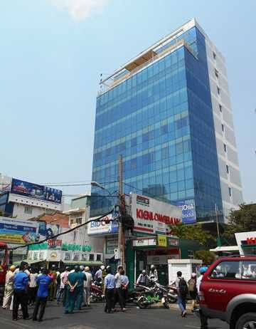 TP.HCM: Ngân hàng BIDC bốc cháy, nhiều người hoảng loạn