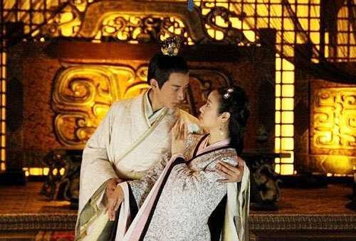 Lâm Tâm Như (1976) lớn hơn nam diễn viên La Tấn (1981) 5 tuổi khi diễn cặp trong phim Mỹ nhân tâm kế.