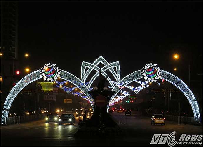 Đơn vị thi công cho biết, đường Lê Hồng Phong một trong những tuyến giao thông chính của thành phố Hải Phòng. Hải Phòng mang trong mình trọng trách là một trong 5 thành phố trực thuộc Trung ương phát triển đầu tàu kinh tế .Viêc trang trí con đường dẫn từ sân bay vào thành phố gắn với Cổng chào có biểu tượng WTO thể hiện sự hội nhập kinh tế Quốc tế, những cấu trúc electron lồng ghép tạo nên sự văn minh hiện đại với thông điệp Hải Phòng mời gọi các nhà đầu tư đặc biệt trong lĩnh vực phát trin