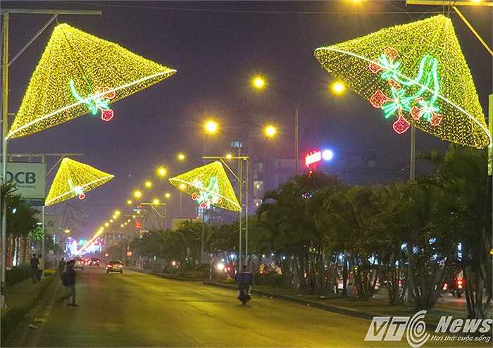 Chiếc nón - biểu tượng của Quê hương cũng tượng trưng như môt mái nhà cách điệu đậm chất Việt Nam chào đón bạn bè khắp nơi đến với Thành phố Hải Phòng.