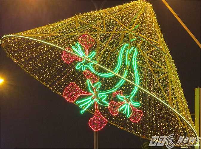 Những chùm hoa Phượng đỏ lồng ghép, mềm mại dưới vành nón thể hiện một thành phố Hải Phòng nên thơ trữ tình bên cạnh những khu công nghiệp nhà máy hiện đại.