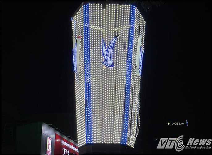 Khu vực bờ hồ Tam Bạc được trang trí hệ thống đèn màu nghệ thuật lung linh với một số biểu tượng đặc trưng của Thành phố Cảng như cánh chim màu trắng