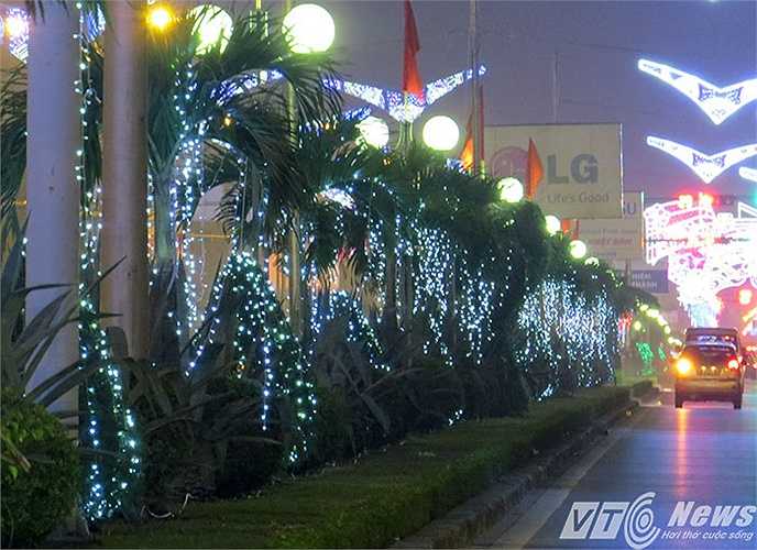 Hàng cây giữa dải phân cách được lắp đặt đèn nháy lấp lánh, tôn lên vẻ đẹp những hàng cây cảnh chạy dài suốt tuyến đường.