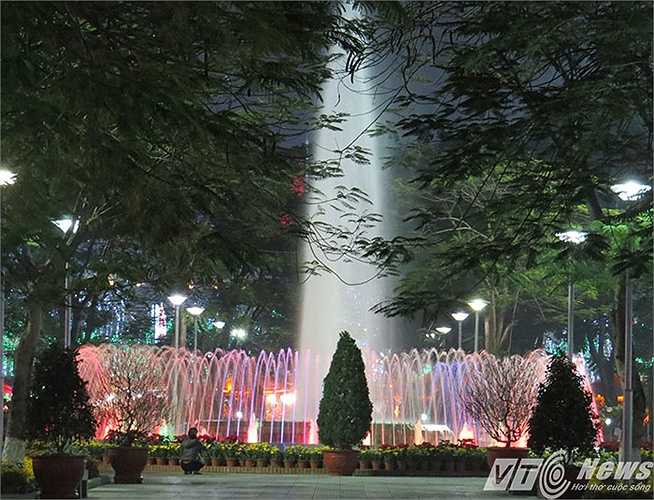 Dải vườn hoa Trung tâm Thành phố cũng được lắp đặt hệ thống đèn chiếu sáng lung linh sắc màu. Đài phun nước