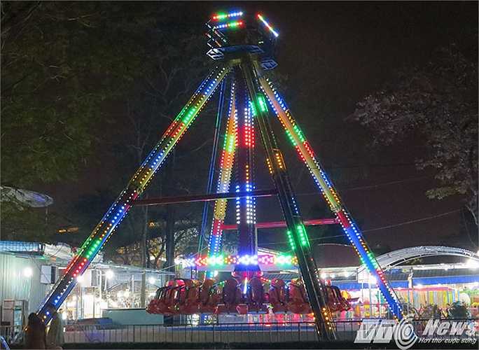 Khu vườn hoa Kim Đồng cũng được trang trí đèn màu sặc sỡ, nơi thiếu niên, nhi đồng thành phố đến vui chơi, giải trí.