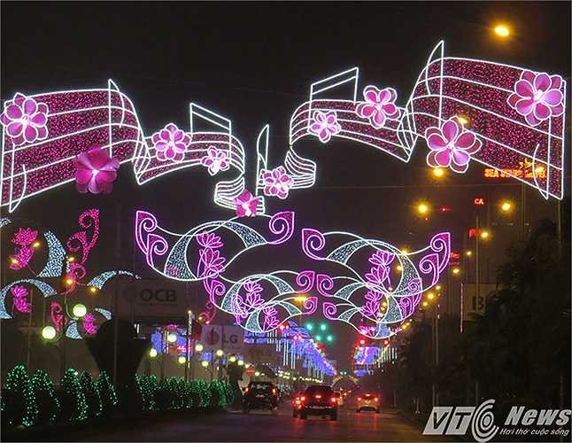 Bên cạnh hoa Phượng đặc sắc Hải Phòng, sự góp mặt của hình ảnh hoa Sen như lời chào đón bạn bè bốn phương đến với Hải Phòng nói riêng và Việt Nam nói chung. Hoa Đào và các khối màu mảng lớn màu hồng thể hiện sự sung túc, phồn vinh và là bản giao hưởng mùa xuân chào đón du khách bè bạn bốn phương đến với Hải Phòng.