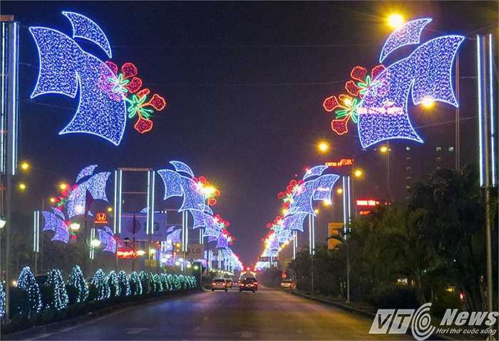 Những cánh buồm xanh hút mắt tượng trưng cho những con tàu ngày đêm cập bến Cảng Hải Phòng và ra khơi tỏa đi muôn hướng. Xen kẽ với màu xanh của biển là màu đỏ của hoa. 