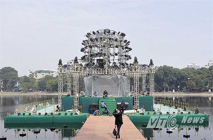 Sự kiện ‘Đếm ngược chào năm mới 2015’do Heineken tổ chức sẽ diễn ra từ 8 giờ tối 31/12 tới 0 giờ 30 sáng 1/1/2015 tại Hồ Thiền Quang, Hoàn Kiếm, Hà Nội.