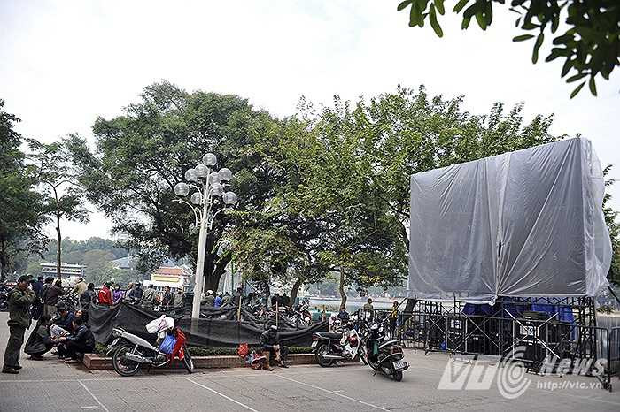 Chủ đề xuyên suốt của sự kiện là 'The Light - Ánh sáng' thể hiện ước mong một tương lai tươi sáng và một năm mới thành công. Lần đầu tiên sự kiện được tổ chức trên mặt hồ lung linh hứa hẹn sẽ đem lại những trải nghiệm chưa từng có trong thời khắc chuyển giao năm cũ và Năm mới.