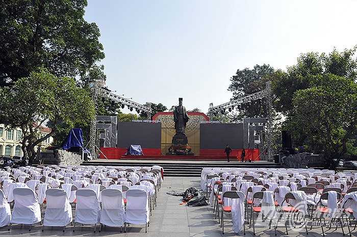 Chương trình tri ân khách hàng và chương trình giao lưu cuối năm mang tên 'Tinh thần Việt, thương hiệu Việt, hội nhập quốc tế' với sự tham gia của các ca sĩ như Giang Hồng Ngọc, Hà Anh Tuấn, Phương Linh, MC Thành Trung... và các nghệ sĩ khác thuộc đoàn ca múa nhạc Việt Nam sẽ được tổ chức tại quảng trường tượng đài Lý Thái Tổ. 