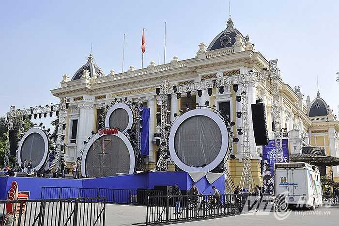 Với những pha trình diễn tâng bóng đỉnh cao của vận động viên tâng bóng nghệ thuật Đỗ Kim Phúc, cùng sự góp mặt của nhóm rock Microwave và ca sĩ Phạm Anh Khoa, đây hứa hẹn sẽ là một đêm đáng nhớ cho các fan hâm mộ nhạc rock và bóng đá.