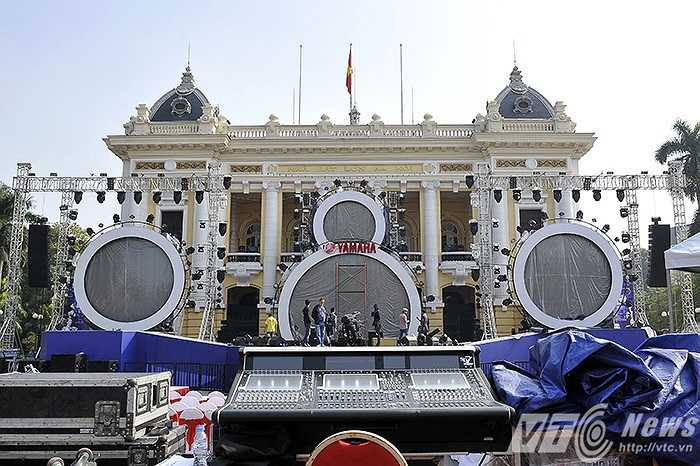 Trong thời khắc chuyển giao giữa hai năm sẽ được đánh dấu bằng màn biểu diễn kết hợp giữa pháo hoa, ánh sáng và nhảy tương tác với các DJ, toàn bộ quảng trường Cách mạng tháng Tám sẽ được chuyển sang màu đỏ, tương trưng cho sự may mắn và thuận lợi, dưới ánh sáng của đèn laser và pháo hoa.