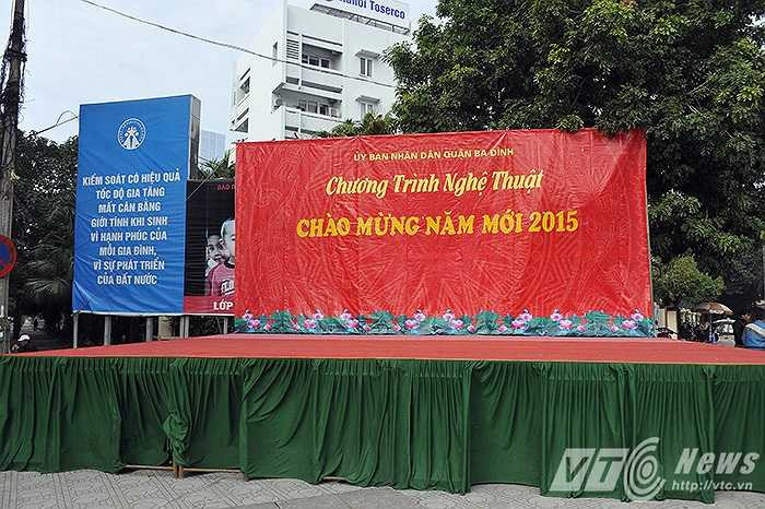 Bên cạnh đó, cũng có rất nhiều những chương trình ca múa nhạc nghệ thuật chào đón năm mới 2015 được UBND các Quận, Huyện trong Thành phố tổ chức phục vụ người dân. (Ảnh: Việt Linh)