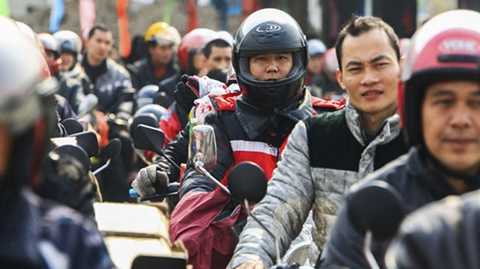 Đi xe máy vượt ngàn cây số về quê đón Tết