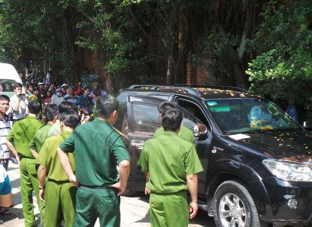 Đôi nam nữ chết trên xe Fortuner: Bắn người tình rồi tự sát?