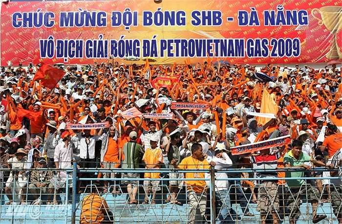 Khản giả Đà Nẵng phủ vàng sân Chi Lăng trong ngày SHB Đà Nẵng nhận Cup vô địch V-League cách đây hơn 5 năm. (Ảnh: Quang Minh)