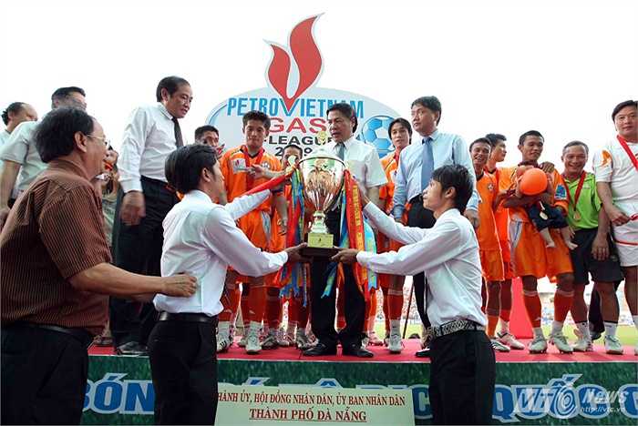 Ông Nguyễn Bá Thanh khi đó là Bí thư thành ủy Đà Nẵng đã trực tiếp tới sân trao Cup vô địch cho đội bóng quê nhà. (Ảnh: Quang Minh)