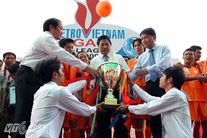 Xuất hiện trên bục trao giải thời điểm ấy còn có ông Đinh La Thăng khi đó đang là Chủ tịch tập đoàn dầu khí Quốc gia Việt Nam - Đơn vị tài trợ chính cho V-League 2009. (Ảnh: Quang Minh)