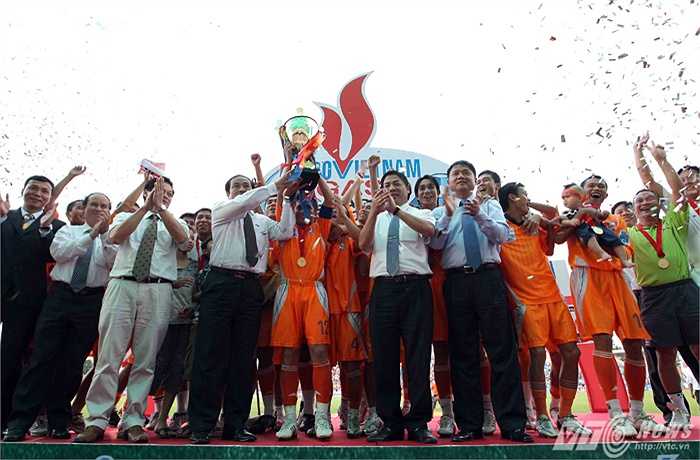 Ông Nguyễn Bá Thanh và ông Nguyễn Trọng Hỷ (khi đó là chủ tịch VFF) cùng trao Cup vô địch cho SHB Đà Nẵng. (Ảnh: Quang Minh)