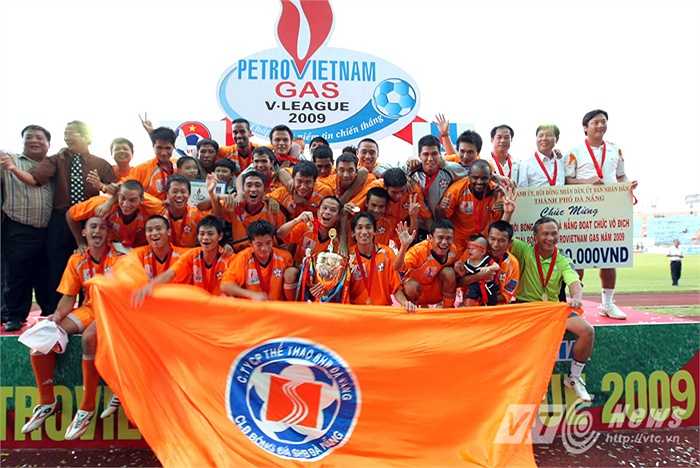 Sau V-League 2009, SHB Đà Nẵng còn đăng quang tiếp vào năm 2012 nhưng lần trao Cup này, ông Thanh không có mặt. Đây cũng là lần vô địch kém xôm tụ của SHB Đà Nẵng khi Cup được trao trên sân Ninh Bình. (Ảnh: Quang Minh)