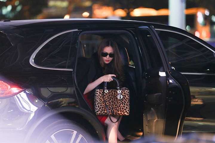 Khánh My đã lên đường sang Trung Quốc để kịp tiếp tục những cảnh quay quan trọng của 'Tình xuyên biên giới' sau tai nạn nghiêm trọng.