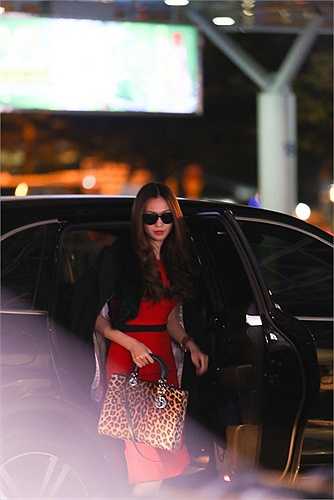 Mặc dù cách đây ít ngày, cô vừa bị cướp dẫn đến nhiều vết thương trên thân thể và mặt. 