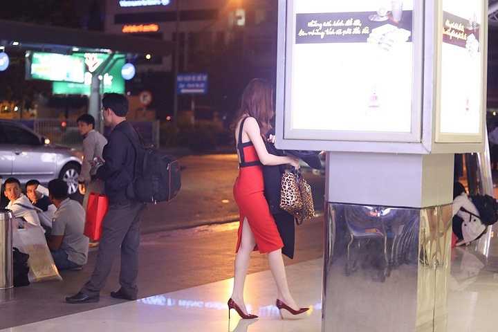 Người đẹp phải đeo kính để che bớt vết thương trên mặt.