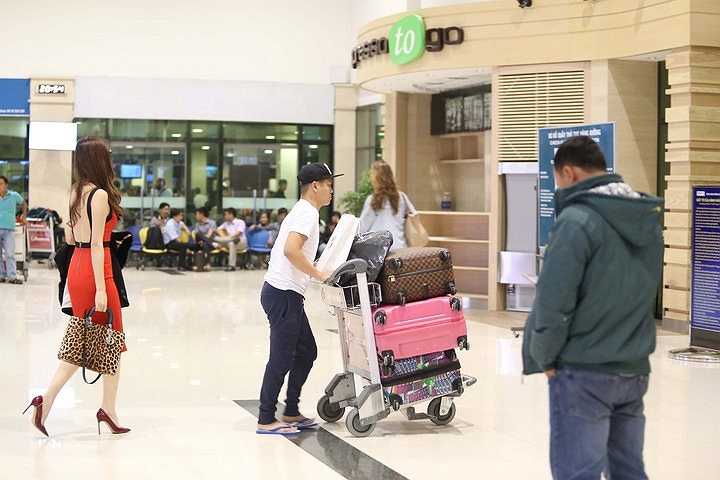 Rất may mắn là vết thương của cô sau vài ngày điều trị đã bớt đi phần nào để tiếp tục những cảnh quay của 'Tình xuyên biên giới' tốt hơn.