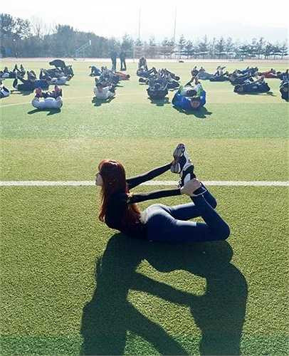 Ye Jung Hwa là giáo viên thể dục thuộc thế hệ 9x, đã tốt nghiệp đại học. Cô nổi lên nhờ những bức ảnh vô cùng xinh đẹp và nóng bỏng trên các trang mạng xã hội.