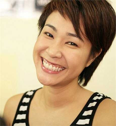 Nụ cười tươi rói của nữ ca sĩ Uyên Linh khiến người đối diện cảm nhận được sự sảng khoái, tự tin dù vẫn còn ít nhiều khuyết điểm.