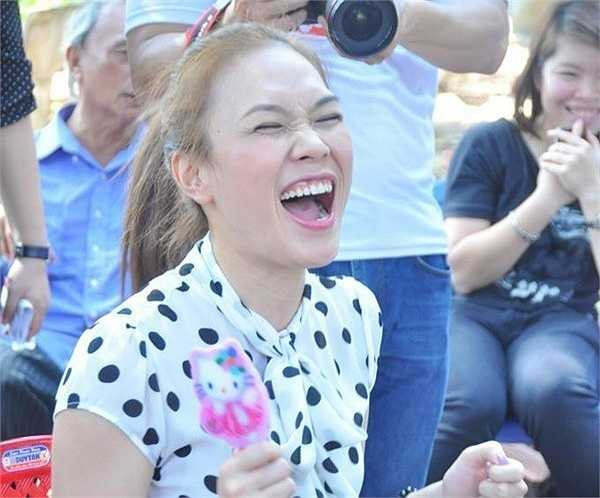 Xét về mặt thẩm mỹ, nụ cười lộ phần lợi hơi cao của Mỹ Tâm không đẹp nhưng chính sự tự nhiên, trẻ trung của Họa mi tóc nâu đã khiến các fan vô cùng thích thú.