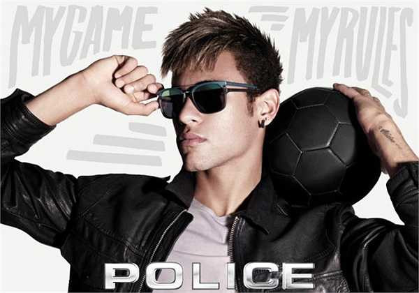 Năm ngoái, Neymar cũng là gương mặt đại diện cho dòng sản phẩm SS15 của Police.