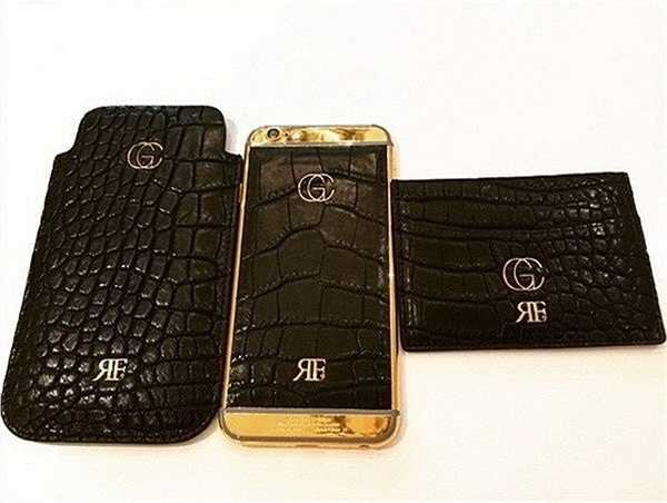 Falcao khoe iPhone 6 được mạ vàng do hãng Gold Concept tặng