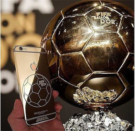 Ronaldo cũng từng đặt riêng điện thoại iPhone 6 mạ vàng của Golden Concept để kỷ niệm việc nhận danh hiệu Quả bóng vàng.