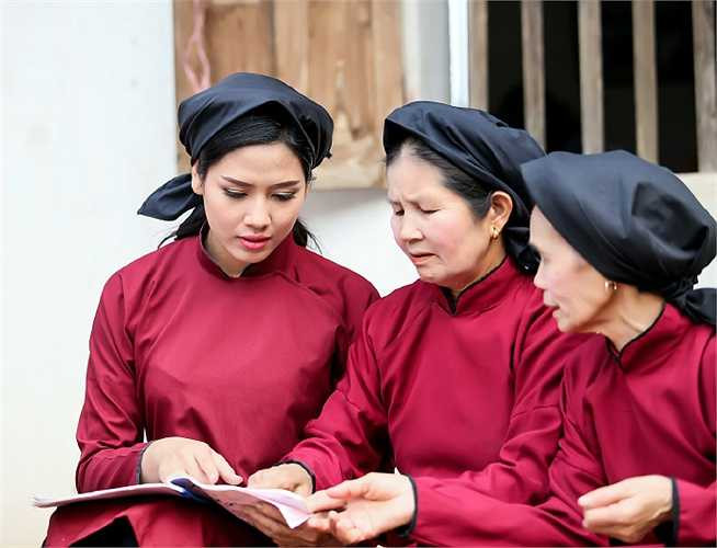  Không chỉ vậy, người đẹp còn đảm nhiệm vai trò MC để truyền tình yêu với di sản văn hóa dân gian quý báu này đến khán giả.