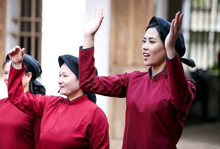  khăn vuông mỏ quạ, Nguyễn Thị Loan rạng rỡ hóa cô đào và hòa mình vào điệu hát Xoan phường An Thái. Top 25 người đẹp nhất thế giới- Miss World 2014 tỏ ra vô cùng hào hứng khi lần đầu được tham gia học hát Xoan- loại hình nghệ thuật dân gian độc đáo của người dân miền trung du.