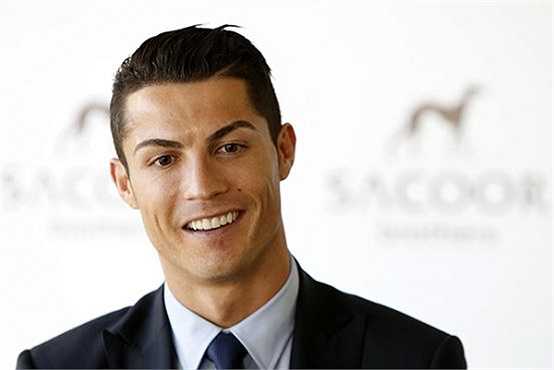 Hãng thời trang danh tiếng này phải khá vất vả mới mời được Ronaldo 'ngồi làm mẫu'
