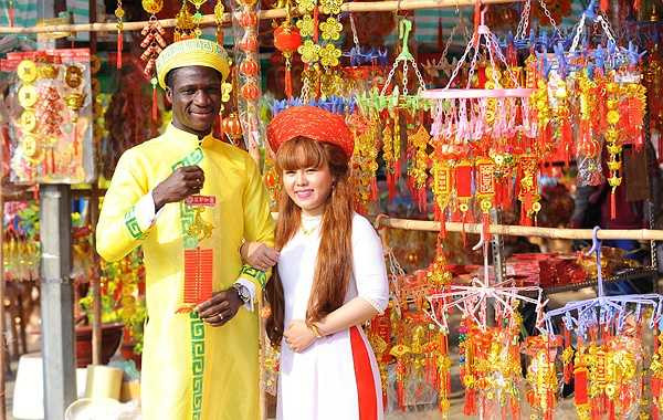 Tiền đạo Diabate và bà xã Trúc Linh diện áo dài đi chợ hoa ở TP Tân An, Long An.