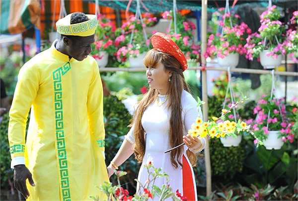 Trước đó, đám cưới của hai người diễn ra trong giai đoạn V-League nên tuần trăng mật phải hoãn lại.