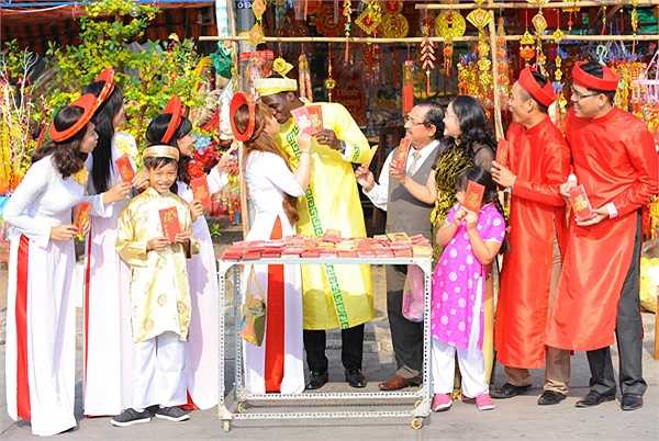 Trúc Linh và Diabate bằng tuổi, sinh năm 1991. Cô gái Việt đang chuẩn bị thi Cao học ở Đại học Cần Thơ.