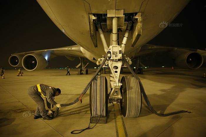 Nhân viên cố định bánh của chiếc Boeing 747-400 đúng vị trí