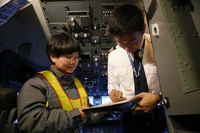Các chuyến bay đi, đến rất nhiều nên những nhân viên này vội vã ăn bát mỳ