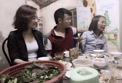 Văn Quyến bên mẹ và vợ